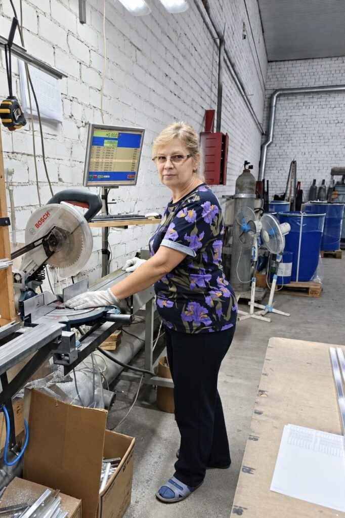 Дніпрянка Марина виготовляє склопакети на заводі Вінтера і запросила сусідку на роботу