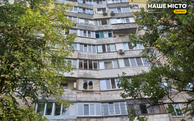 Атака в Дніпрі: пошкоджені багатоповерхівки на Перемозі, гімназія та автівки