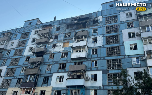 Шахед у Дніпрі пошкодив девʼятиповерхівку: велика вирва, близько 300 вибитих вікон