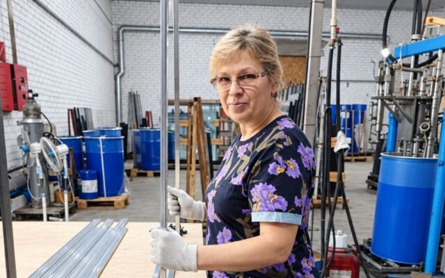 Дніпрянка Марина виготовляє склопакети на заводі Вінтера і запросила сусідку на роботу